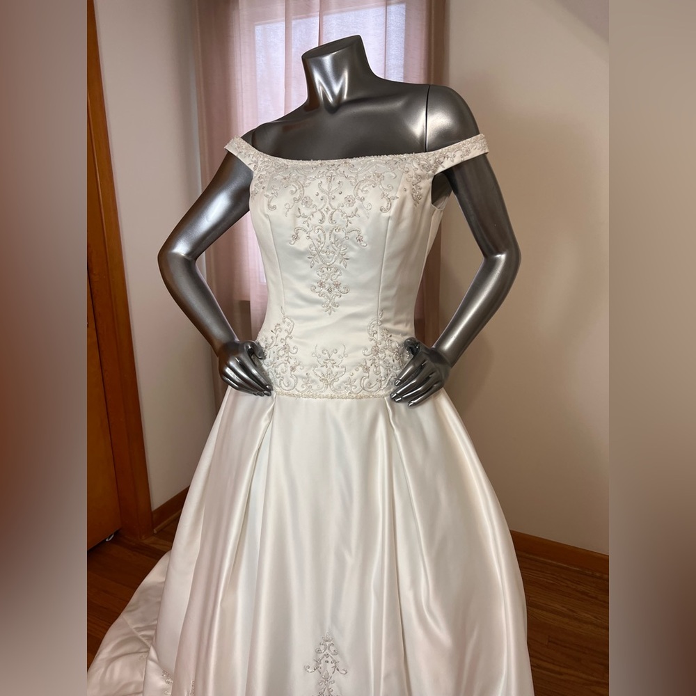 Elegant Off-Shoulder Ivory Embroidered Ball Gown - Picture 5 of 10